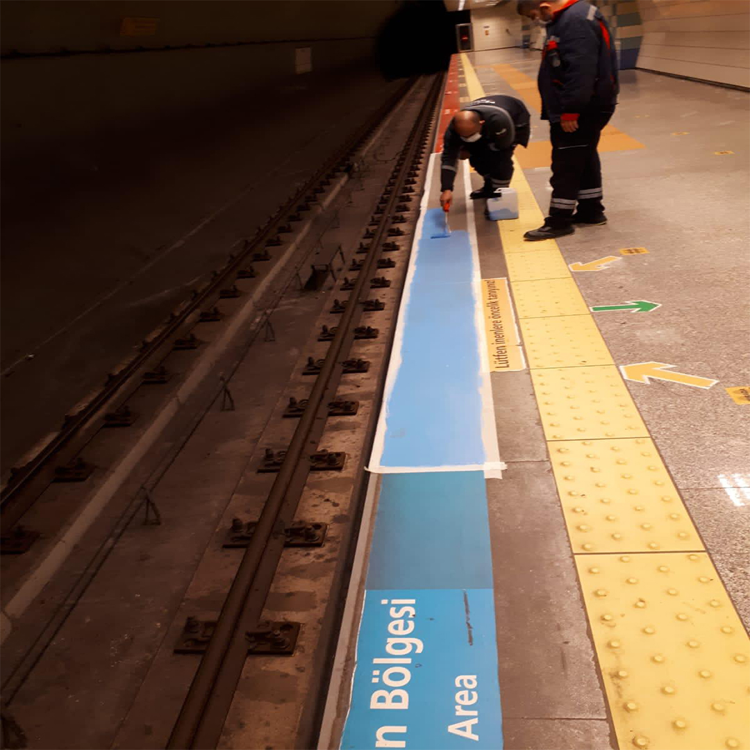 Kadıköy-Tavşantepe Metrosu peronlarının zemin yenileme çalışmaları.